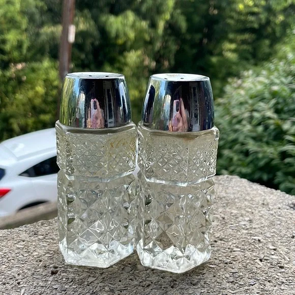 Vintage Anchor Hocking Pressed Glass Crystal Salt and Pepper Shakers - Picture 2 of 4